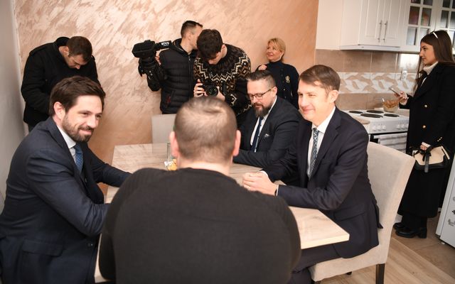 Némedi Normand és Némedi Dianna Prosperitati nyertes házpályázók Hajdújáráson