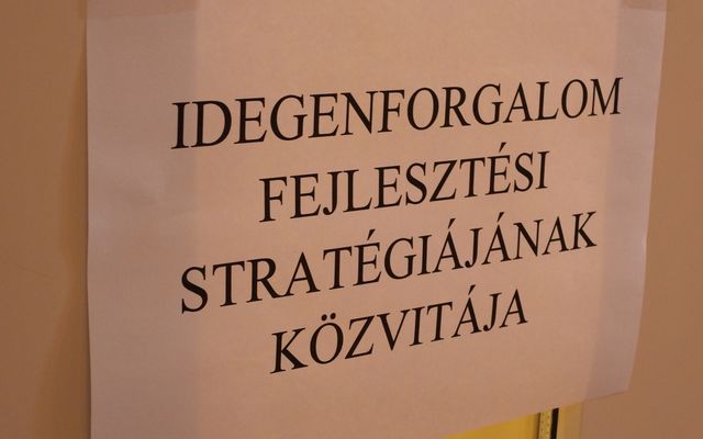 Közvitán az idegenforgalmi stratégia (képek)