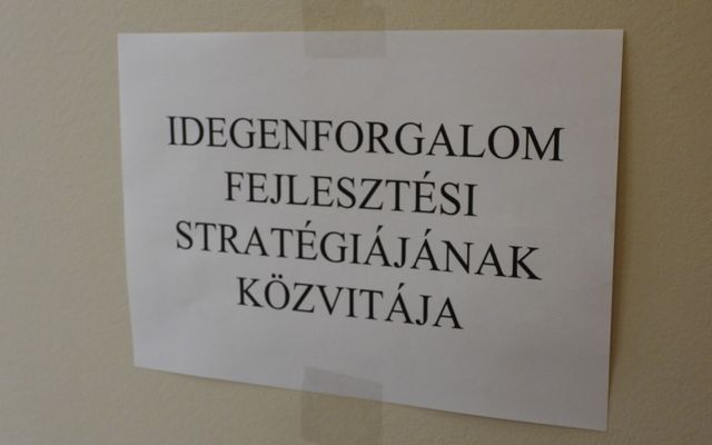 Közvitán az idegenforgalmi stratégia (képek)