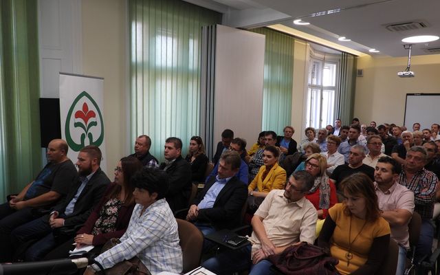 Közvitán az idegenforgalmi stratégia (képek)