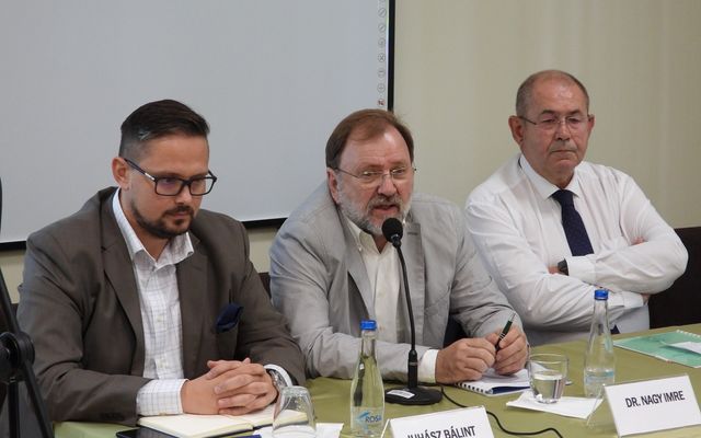 Közvitán az idegenforgalmi stratégia (képek)