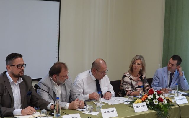 Közvitán az idegenforgalmi stratégia (képek)