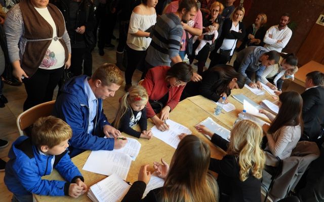 Szerződésaláírás a 6. pályázati körben meghirdetett – Falusi házak vásárlását célzó vissza nem térítendő támogatás kapcsán (képek)