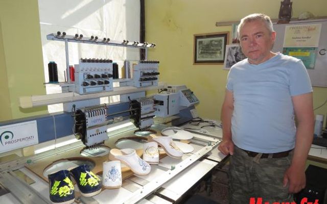 Hímzett klumpa és szegedi papucs Adáról 