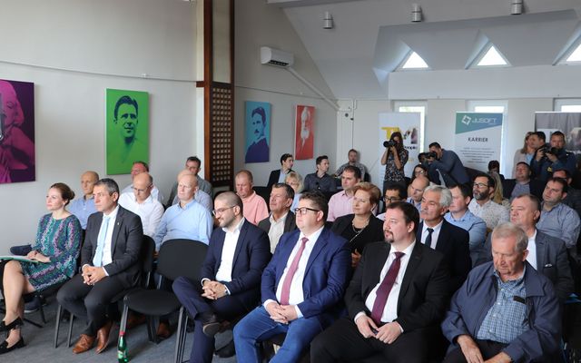 A vajdasági mentorképző program ünnepélyes megnyitója (képek)
