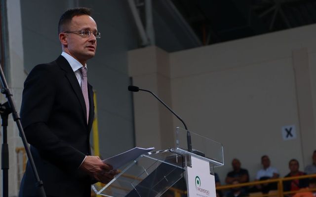 Ünnepélyes szerződésaláírás Zentán (képek)