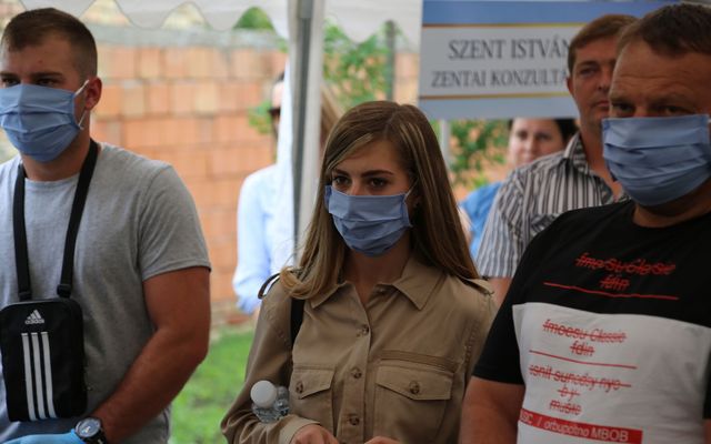 Ünnepélyes oklevélátadás Zentán