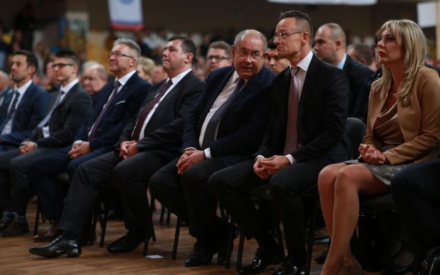 Ünnepélyes szerződésaláírás Zentán (képek)