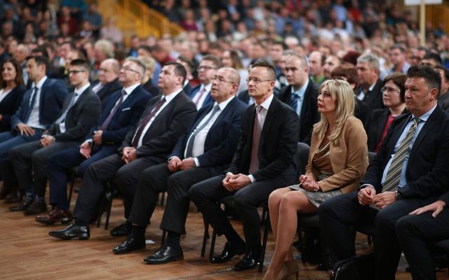 Ünnepélyes szerződésaláírás Zentán (képek)