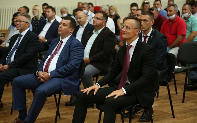 Ünnepélyes szerződésaláírás Bácsfeketehegyen