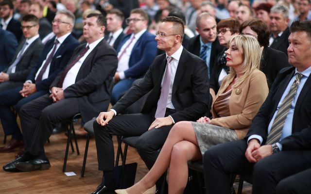 Ünnepélyes szerződésaláírás Zentán (képek)