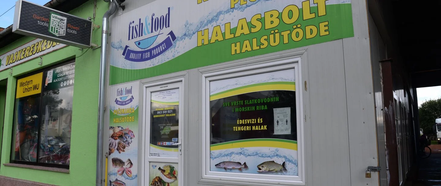 A péterrévei Fish&Food halasbolt és halsütöde a legkülönfélébb halfajták választékát kínálja a vásárlóknak