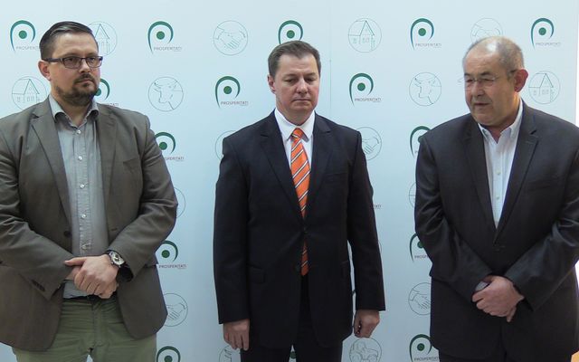 Szerződésaláírás a többéves ültetvények telepítésére kiírt pályázat nyerteseivel (képek)