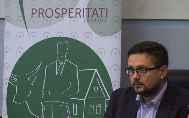 Szerződésaláírás a nyertes pályázókkal (képek)