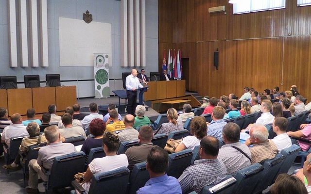 Szerződésaláírás a nyertes pályázókkal (képek)