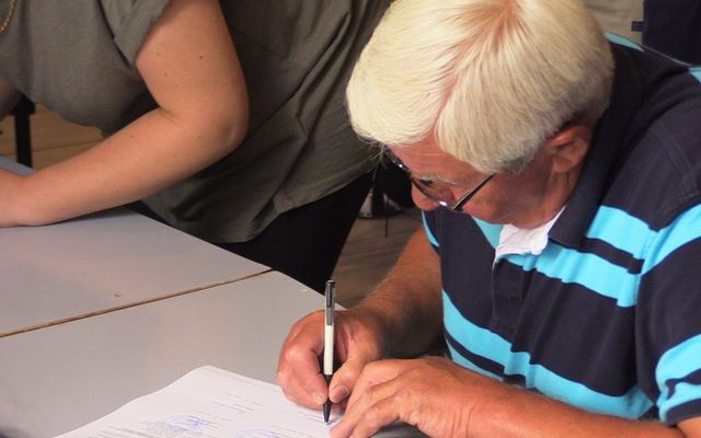 Szerződésaláírás a nyertes pályázókkal (képek)