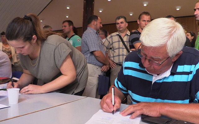 Szerződésaláírás a nyertes pályázókkal (képek)