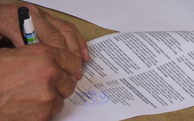 Szerződésaláírás a nyertes pályázókkal (képek)