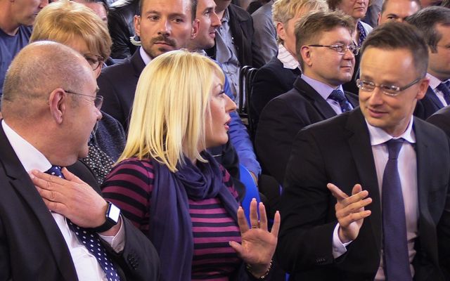Szerződésaláírás a III. pályázati kör nyerteseivel (képek)