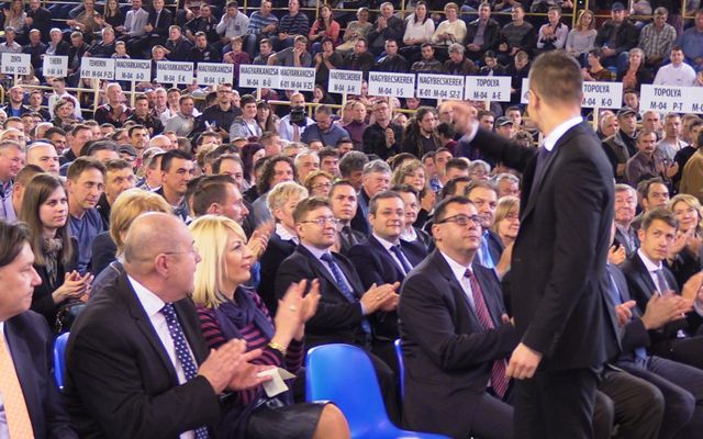Szerződésaláírás a III. pályázati kör nyerteseivel (képek)