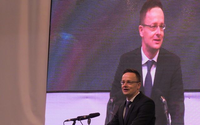 Szerződésaláírás a III. pályázati kör nyerteseivel (képek)