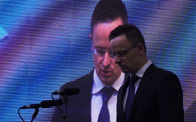 Szerződésaláírás a III. pályázati kör nyerteseivel (képek)