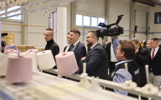 Eurotextil közepes és nagyléptékű gazdasági fejlesztés ünnepélyes átadása 
