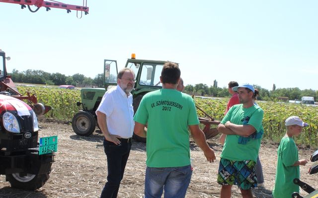 Szántóverseny és mezőgazdasági gépek kiállítása Gunaras (képek)