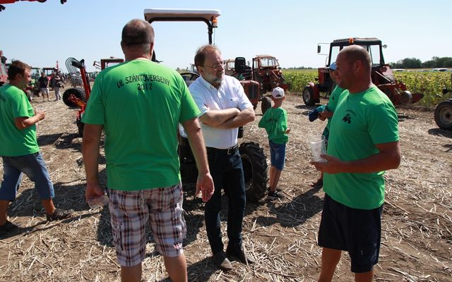 Szántóverseny és mezőgazdasági gépek kiállítása Gunaras (képek)