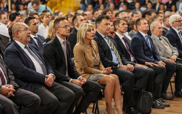 Ünnepélyes szerződésaláírás Zentán (képek)