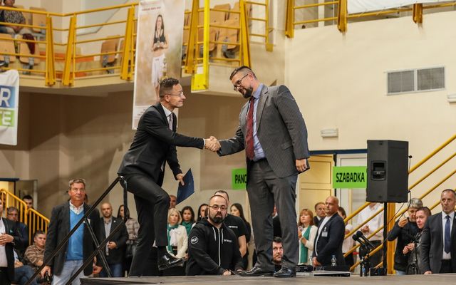 Ünnepélyes szerződésaláírás Zentán (képek)