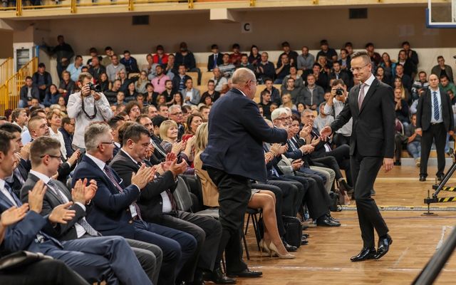 Ünnepélyes szerződésaláírás Zentán (képek)