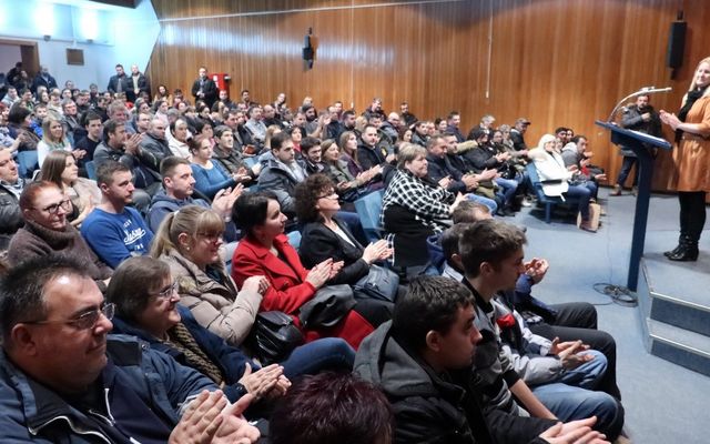 Ünnepélyes szerződésaláírás (képek)