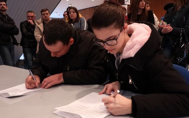 Ünnepélyes szerződésaláírás (képek)