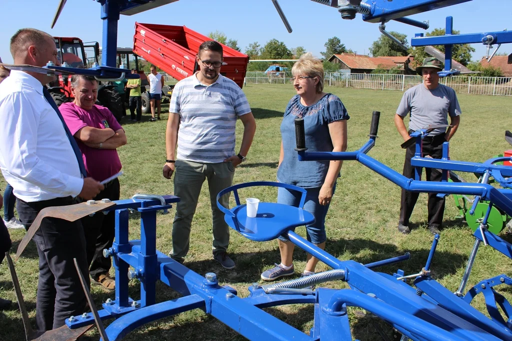 Kukoricatörő versenyt rendeztek Tordán - bemutatkoztak a Prosperitati Alapítvány nyertesei