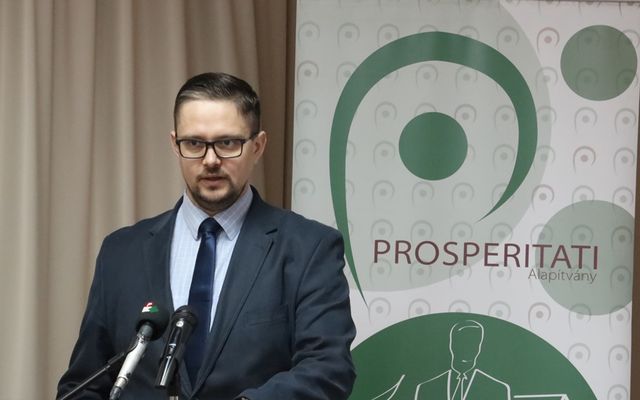 Szerződésaláírás a 4. pályázati körben meghirdetett – Falusi házak vásárlását célzó vissza nem térítendő támogatás kapcsán (képek)