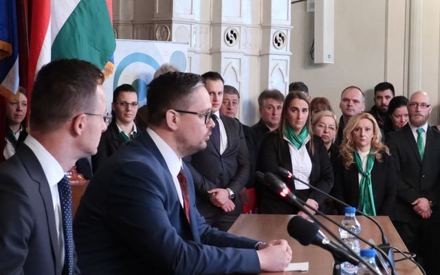 Szerződésaláírás a 4. pályázati körben meghirdetett – közepes léptékű gazdasági és mezőgazdasági fejlesztések és a földvásárlási pályázat nyertes pályázóival (képek)