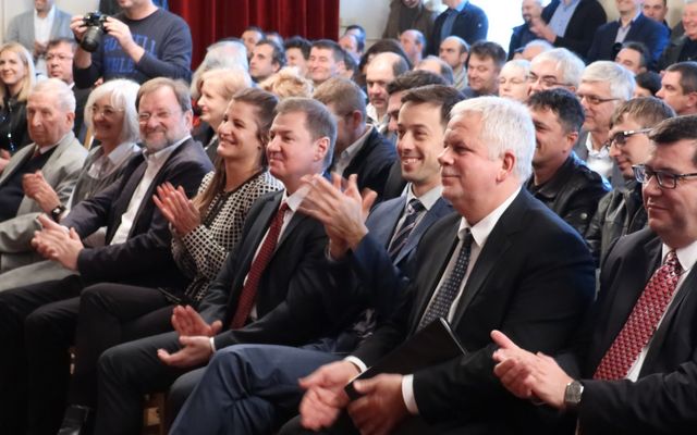 Szerződésaláírás a 4. pályázati körben meghirdetett – közepes léptékű gazdasági és mezőgazdasági fejlesztések és a földvásárlási pályázat nyertes pályázóival (képek)