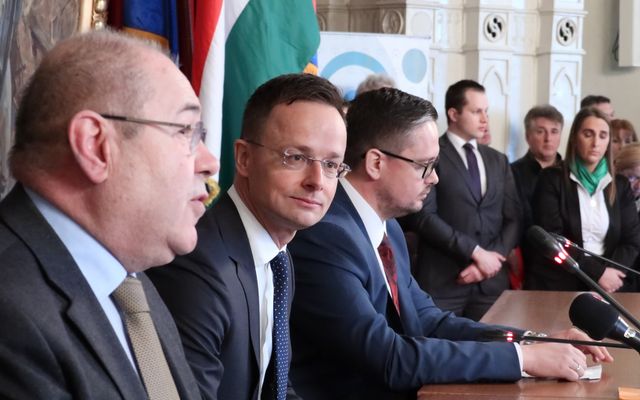 Szerződésaláírás a 4. pályázati körben meghirdetett – közepes léptékű gazdasági és mezőgazdasági fejlesztések és a földvásárlási pályázat nyertes pályázóival (képek)