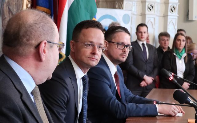 Szerződésaláírás a 4. pályázati körben meghirdetett – közepes léptékű gazdasági és mezőgazdasági fejlesztések és a földvásárlási pályázat nyertes pályázóival (képek)