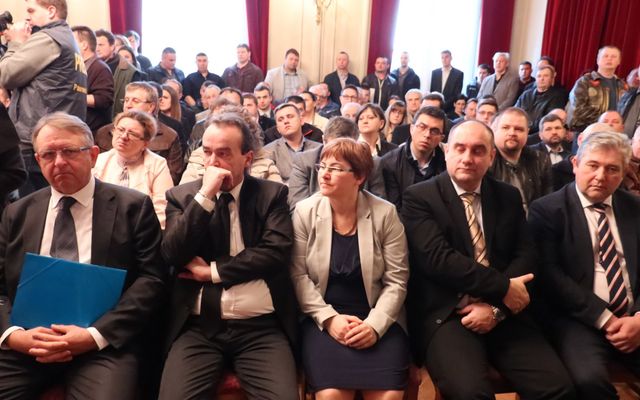 Szerződésaláírás a 4. pályázati körben meghirdetett – közepes léptékű gazdasági és mezőgazdasági fejlesztések és a földvásárlási pályázat nyertes pályázóival (képek)