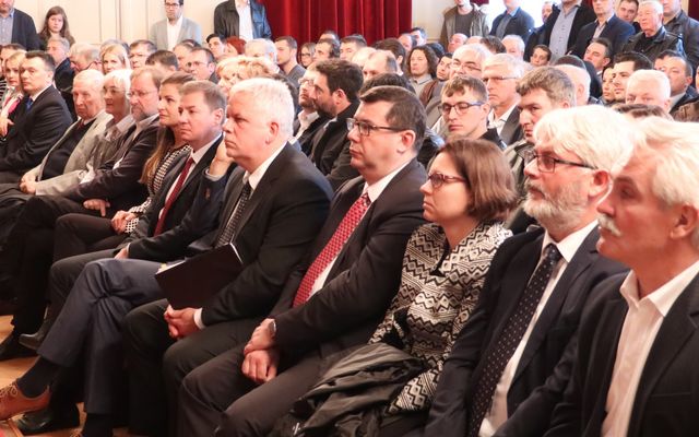 Szerződésaláírás a 4. pályázati körben meghirdetett – közepes léptékű gazdasági és mezőgazdasági fejlesztések és a földvásárlási pályázat nyertes pályázóival (képek)