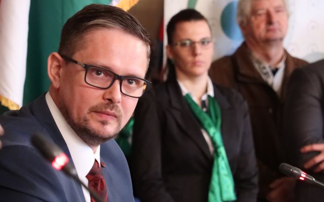 Szerződésaláírás a 4. pályázati körben meghirdetett – közepes léptékű gazdasági és mezőgazdasági fejlesztések és a földvásárlási pályázat nyertes pályázóival (képek)