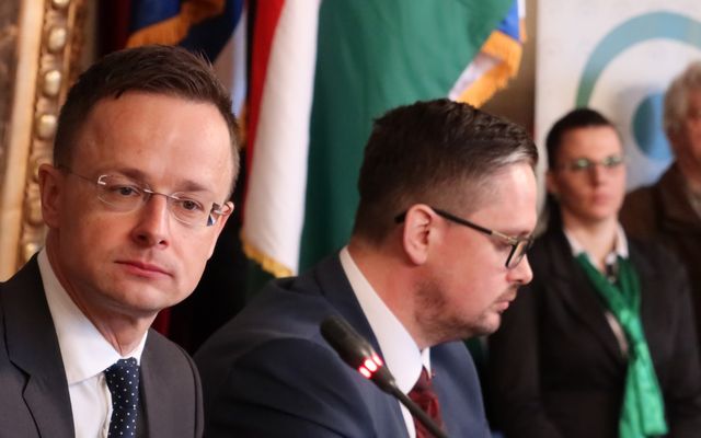 Szerződésaláírás a 4. pályázati körben meghirdetett – közepes léptékű gazdasági és mezőgazdasági fejlesztések és a földvásárlási pályázat nyertes pályázóival (képek)