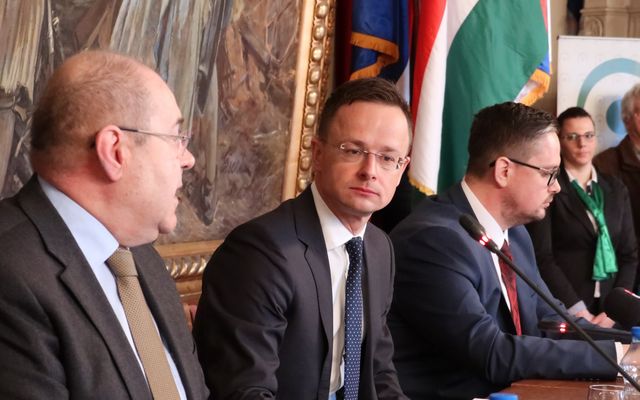 Szerződésaláírás a 4. pályázati körben meghirdetett – közepes léptékű gazdasági és mezőgazdasági fejlesztések és a földvásárlási pályázat nyertes pályázóival (képek)