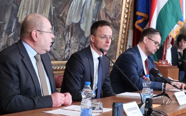 Szerződésaláírás a 4. pályázati körben meghirdetett – közepes léptékű gazdasági és mezőgazdasági fejlesztések és a földvásárlási pályázat nyertes pályázóival (képek)
