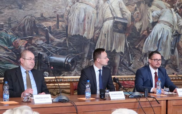 Szerződésaláírás a 4. pályázati körben meghirdetett – közepes léptékű gazdasági és mezőgazdasági fejlesztések és a földvásárlási pályázat nyertes pályázóival (képek)