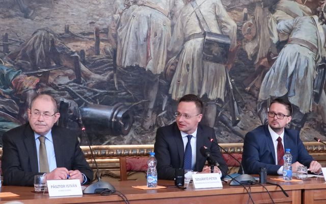 Szerződésaláírás a 4. pályázati körben meghirdetett – közepes léptékű gazdasági és mezőgazdasági fejlesztések és a földvásárlási pályázat nyertes pályázóival (képek)