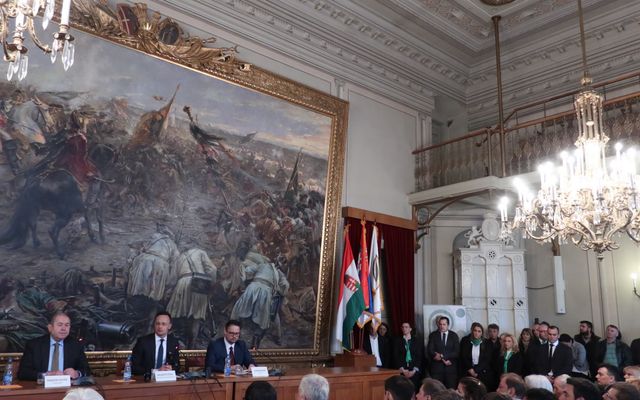 Szerződésaláírás a 4. pályázati körben meghirdetett – közepes léptékű gazdasági és mezőgazdasági fejlesztések és a földvásárlási pályázat nyertes pályázóival (képek)