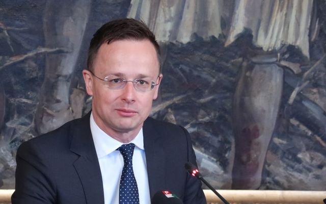 Szerződésaláírás a 4. pályázati körben meghirdetett – közepes léptékű gazdasági és mezőgazdasági fejlesztések és a földvásárlási pályázat nyertes pályázóival (képek)